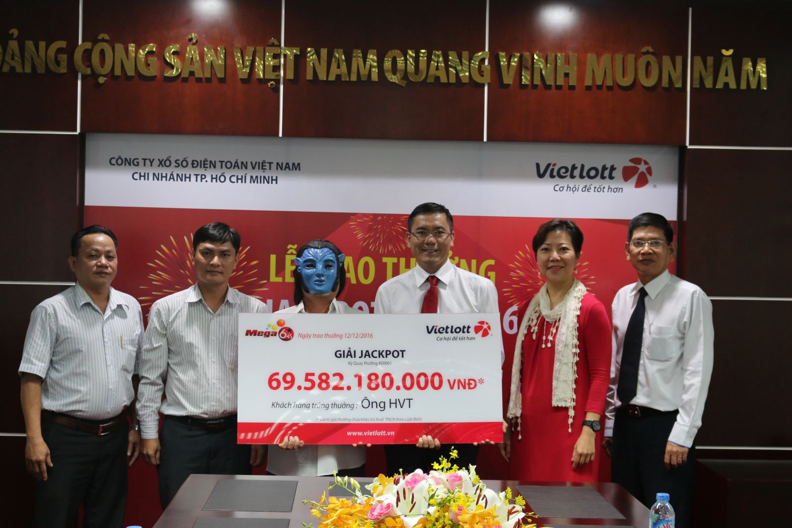 Chủ nhân giải thưởng Jackpot trị giá gần 70 tỷ đồng đã đến nhận giải hình ảnh gốc Chu nhan giai thuong Jackpot tri gia gan 70 ty dong da den nhan giai hinh anh goc