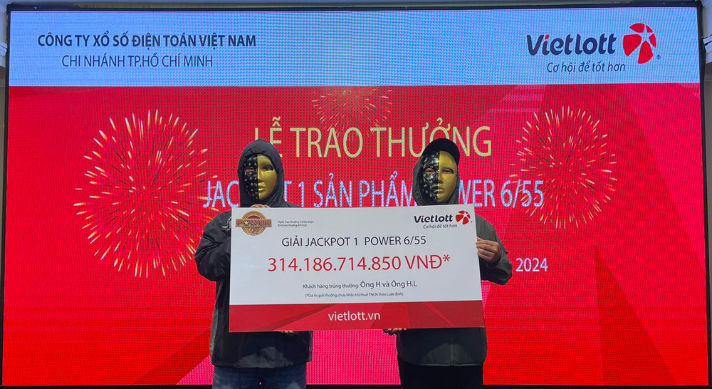 Vietlott trao giải Jackpot 314 tỷ đồng cho 2 khách hàng may mắn Vietlott trao giải Jackpot 314 tỷ dồng cho 2 khách hàng may mắn
