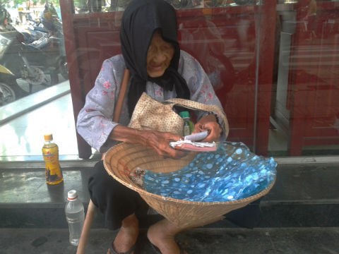 Lòng tự trọng của bà lão bán vé số nghèo hình ảnh Long tu trong cua ba lao ban ve so ngheo hinh anh