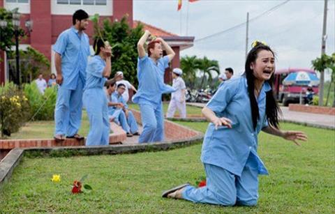 Ham lô đề, hot girl phải vào viện tâm thần hình ảnh Ham lo de, hot girl phai vao vien tam than hinh anh