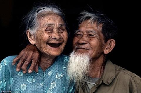 Câu chuyện cảm động về tình đồng đội của hai cụ già bán vé số hình ảnh Cau chuyen cam dong ve tinh dong doi cua hai cu gia ban ve so hinh anh