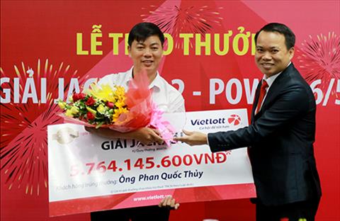 Ông Phan Quốc Thủy lên nhận thưởng không đeo mặt nạ Ong Phan Quoc Thuy len nhan thuong khong deo mat na