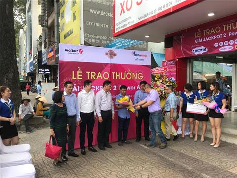 Ông Nguyễn Thanh Vũ nhận thưởng từ Vietlott Ong Nguyen Thanh Vu nhan thuong tu Vietlott