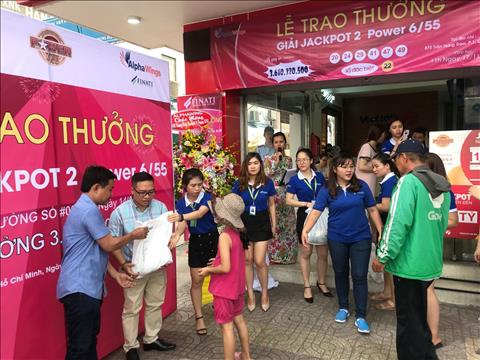 Khách hàng trúng Vietlott trực tiếp phát gạo cho dân nghèo Khach hang trung Vietlott truc tiep phat gao cho dan ngheo