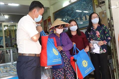 Người bán vé số dạo được nhiều Công ty XSKT cam kết hỗ trợ hình ảnh 2 Nguoi ban ve so dao duoc nhieu Cong ty XSKT cam ket ho tro hinh anh 2