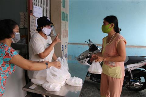 Tien GIang phat com mien phi cho nguoi ban ve so hinh 2