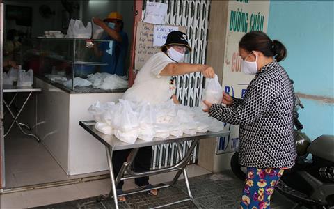 Tien GIang phat com mien phi cho nguoi ban ve so