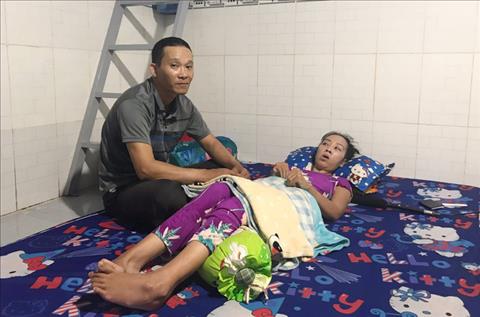 Anh Bảo và chị Huệ trong căn phòng trọ nhỏ Anh Bao va chi Hue trong can phong tro nho