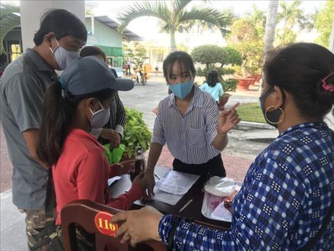 Bà con đến nhận tiền hỗ trợ từ công ty xổ số Ba con den nhan tien ho tro tu cong ty xo so