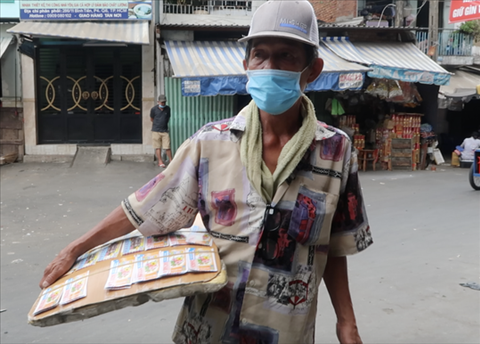 Mất thu nhập vì Covid-19, người bán vé số Sài Gòn được hỗ trợ tiền 1 Mất thu nhập vì Covid-19, người bán vé số Sài Gòn được hỗ trợ tiền 1